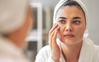 Peau qui se “fatigue” après 40 ans : comment un co-enzyme longtemps méconnu soutient la fermeté et l’éclat