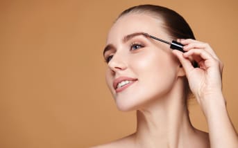 Des sourcils nets et disciplinés : nos conseils pour révéler votre regard
