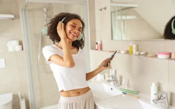 Bain sonore et cosmétique : podcast relaxant et rituel soin du soir