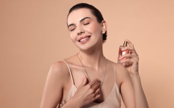 Parfum et canicule : ce que votre peau subit sans que vous ne le sachiez