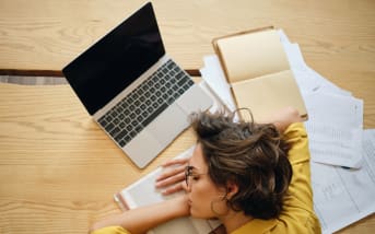 Burn-out, charge mentale, fatigue chronique : pourquoi tout le monde parle de l’Ashwagandha ?