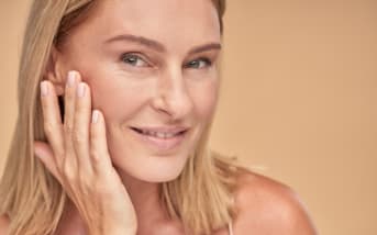 Quels actifs anti-âge privilégier après 40 ans (et comment bien les intégrer à sa routine)