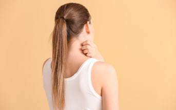Soulager le mal de dos après le bureau : 5 postures et bons gestes à adopter