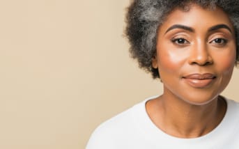 Pro aging: la tendenza skincare che celebra la bellezza matura
