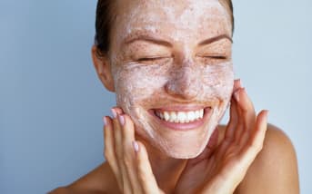 Vous hésitez entre AHA, enzymes ou gommage ? Voici comment choisir le bon peeling pour votre peau