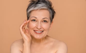 Cheveux blancs : pourquoi arrivent-ils et comment les ralentir ? La science nous éclaire