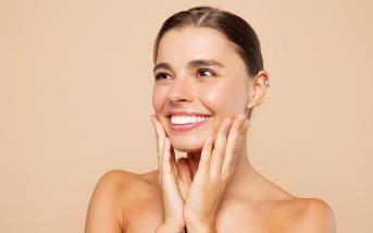 Ces gestes d’automassage qui transforment votre peau, selon une facialiste