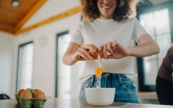 Combien d’œufs peut-on manger par jour ? Les experts revoient leurs recommandations