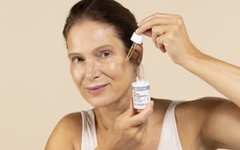 Plus de fermeté, plus d’élasticité : ce sérum Aroma-Zone transforme la peau selon 87 % des femmes qui l’ont testé *