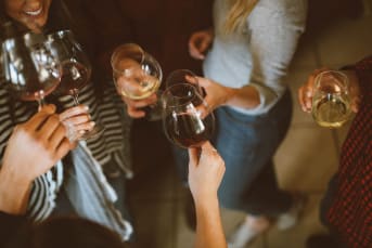 Capodanno: 6 consigli per riprendersi velocemente dai postumi di una sbornia