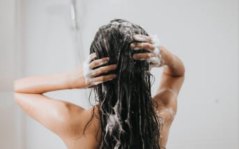 Poudres lavantes : pourquoi elles nettoient mieux sans abîmer les cheveux