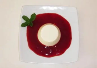 Panna cotta à la Menthe verte et coulis de Fruits Rouges