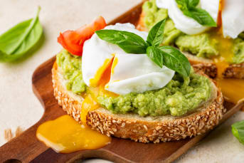 Le toast avocat-œuf poché : une recette gourmande qui fait du bien à la peau