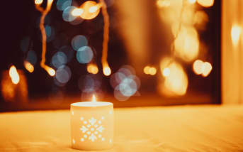 Le secret d’une ambiance feu de cheminée, sans cheminée : cette bougie crépitante à faire soi-même