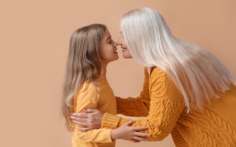 Fête des grands-mères : 3 idées beauté et bien-être à partager avec elles
