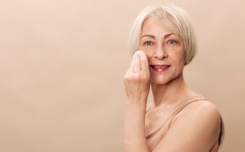 Quel démaquillant naturel utiliser selon son type de peau ? (avec recettes)