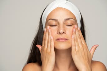 Massaggio viso effetto lifting: il gesto che trasforma la tua pelle