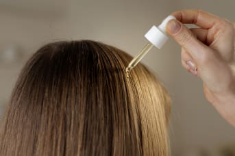 Acides sur les cheveux : la tendance à adopter… ou à éviter ?