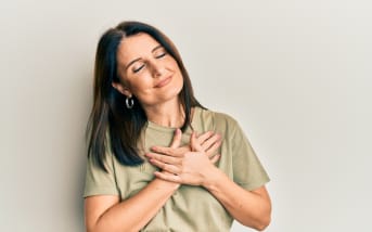 Les remèdes naturels pour soulager les douleurs mammaires lors de la ménopause