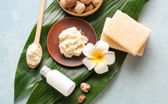 Mains sèches, talons abîmés ? Ce baume maison (facile à faire) au parfum vanillé est votre sauveur de l’hiver