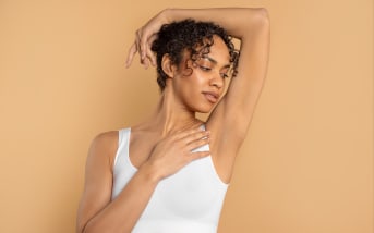 Transpiration excessive : causes et solutions naturelles