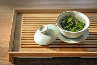 Thé vert : découvrez tous ses bienfaits pour la peau et les cheveux en été