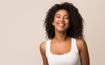 Cheveux secs et bouclés : maîtrisez enfin la méthode LOC