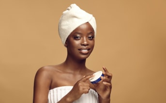 Appliquer sa crème sur peau mouillée : bonne ou mauvaise idée ?