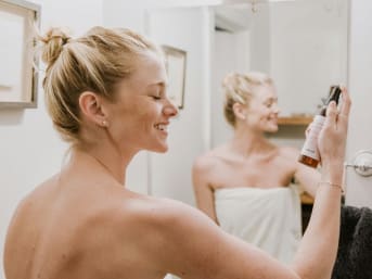 Comment réaliser un spray hydratant naturel pour le visage et le corps en été