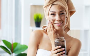 Gommage au marc de café : utilisation, bienfaits, précaution d'usage... tout savoir ! 