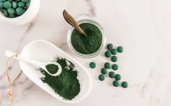 Chlorelle ou spiruline ? Les vraies différences pour votre peau