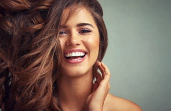 Hydrolats pour les soins des cheveux : Comment revitaliser et hydrater votre chevelure
