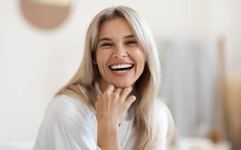 Comment garder une peau belle et lumineuse ? Les 5 conseils d’une médecin anti-âge