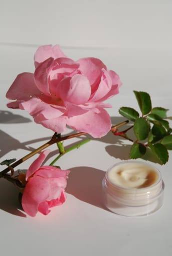 Crème légère à la rose et à la violette