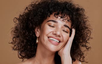 Un soin végétal qui fortifie à la fois la peau et les cheveux : c’est le produit que tout le monde devrait avoir !