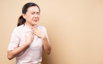 Fausse angine de poitrine liée au stress : comprendre les signaux