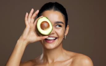 Peau dévitalisée, traits tirés : ce fruit fait mieux qu’un masque hydratant (et vous l’avez sûrement dans votre cuisine)