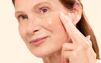 Stress, écrans, pollution : le trio qui accélère le vieillissement (voici la routine du soir qu’il vous faut)