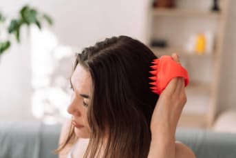 Comment pratiquer l'auto-massage du cuir chevelu pour favoriser la pousse et la santé du cuir chevelu