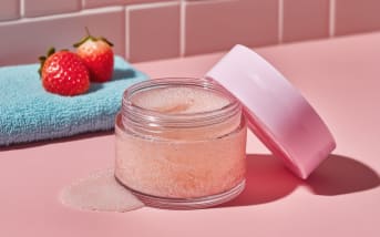 Pépins de fraise : l’exfoliation fruitée qui sublime visage et corps
