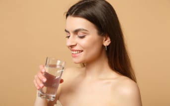 78 % des Français sont déshydratés… et non, boire des litres d’eau ne suffit pas