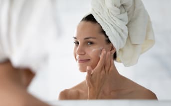 Associer deux sérums visage ? Oui, à condition de faire les bons choix