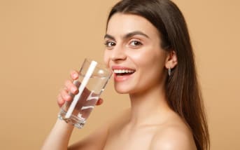 Pourquoi votre peau se déshydrate… même si vous buvez suffisamment d’eau (et l’erreur skincare que vous faites sans le savoir)