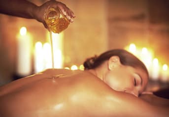 Le massage aux huiles chaudes, un véritable moment de détente à essayer !