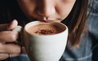 Matcha, curcuma latte… et si le vrai super-booster glow, c’était le chocolat chaud ?