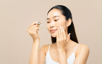 3 gestes beauté que les gauchers font différemment, et souvent mieux !
