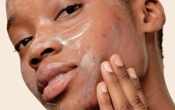 -45 % de boutons : l’efficacité prouvée du duo niacinamide + zinc PCA sur les imperfections