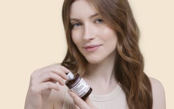 Automne, stress, racines fatiguées ? Voici la routine qui freine la chute et relance la pousse