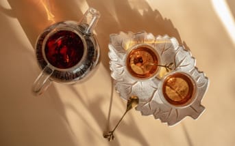 Infusion d’Hibiscus : la boisson florale qui rayonne de l’intérieur jusqu’à votre peau