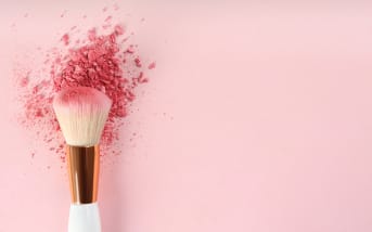 Blush blindness: la tendenza beauty che sta facendo discutere